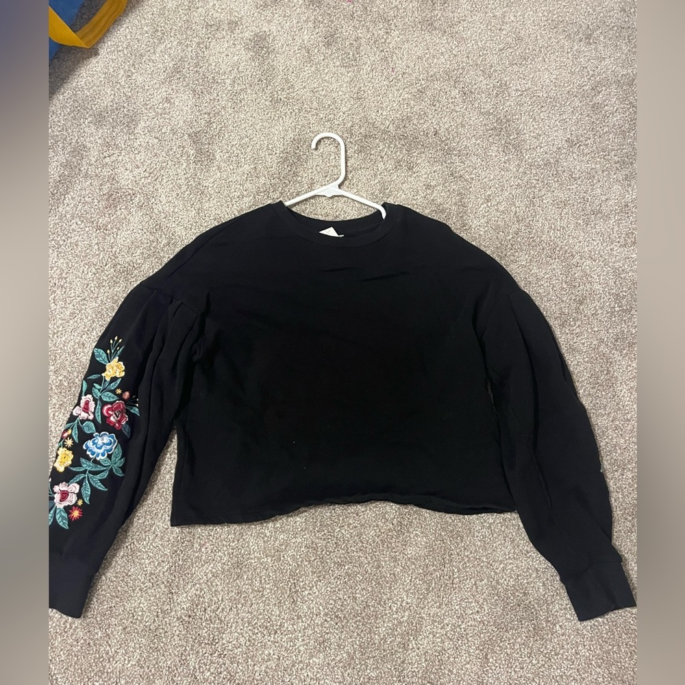 Black cropped long sleeve pullover with embroidery flowers on the sleeves